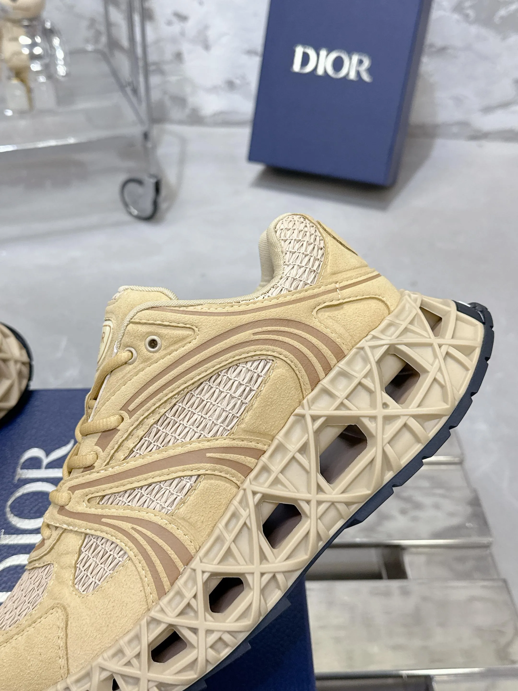 Factory price 780💰 Top version! ! ! Dior (B35) DIOR spring and summer men's wear show, the show was held at the Valle de Grasse School in Paris. Kim Jones drew inspiration from the works of South African artist Hylton Nel. The details of the shoes, clog soles and tribal elements, cleverly blended luxury craftsmanship and practicality, with fresh childishness and bright temperament, creating a new season hot spot. Dior KAWA Dior co-branded casual sports shoes reinterpret running shoes with Dior's high-end style. B35 is made of fine-textured leather and mesh fabric materials. It can be worn in all seasons, is comfortable and breathable, and has multiple lines on the shoe body to outline details. It has a full retro three-dimensional feel and can create a casual look all year round! Fabric: Cowhide/customized cloth material Lining: Imported breathable mesh Outsole: Original molded outsole Size: 39-46 (customized at 45.46)